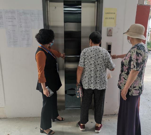 40年老楼装上电梯,西三旗街道这三个楼门的居民坐电梯