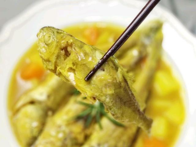 黄花鱼别总煎，加入咖喱炖一炖，这种吃法真的是太让人难忘了