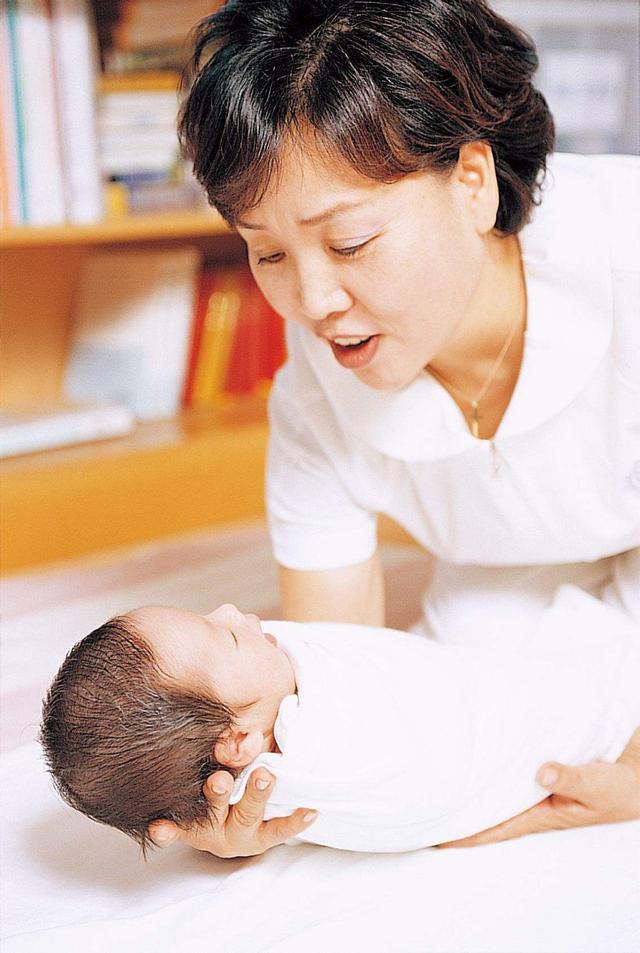 『你的育儿经』孩子哭闹不能及时抱起？不及时抱起带给孩子的伤害，父母需要了解