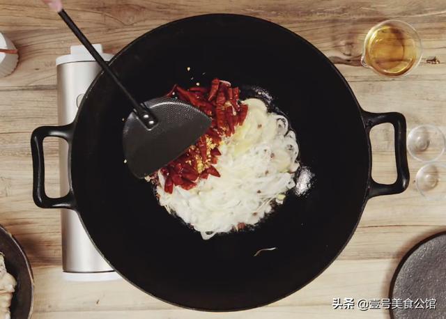 在家教你做好吃的爆炒肥肠，软嫩美味，鲜香营养，解馋的居家美食