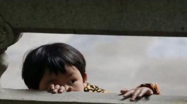 #超级宝妈#爸爸为什么趴在妈妈身上？两位父母的不同做法，对孩子影响差别大