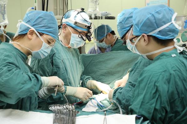 新民晚报|儿科专家突破极限：3小时修复比鸽蛋还小的心脏