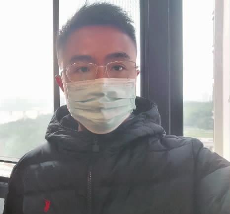 4月1日,郑能量回到长沙,这是他在隔离酒店房间的自拍.