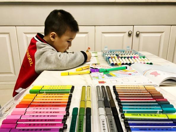 你的育儿经■来看看！行知幼儿园这个会画画的小男孩在画什么？