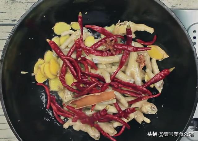 香辣鸡爪这样做太好吃，烹饪简单，软烂入味，家人喜欢的美食