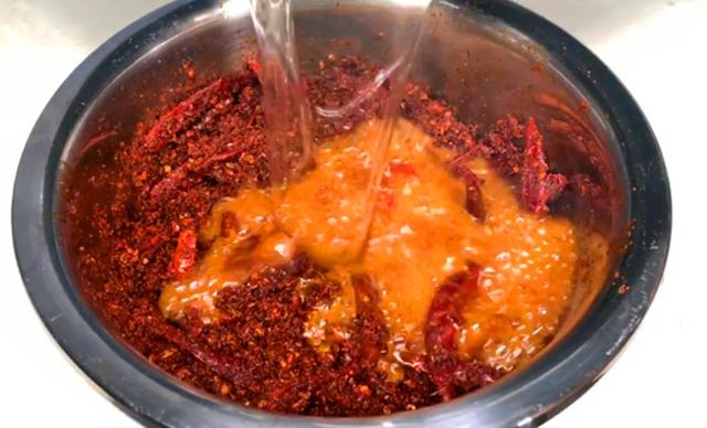 做辣椒油，直接淋热油是大忌，多加一步，辣椒油香辣红亮特入味