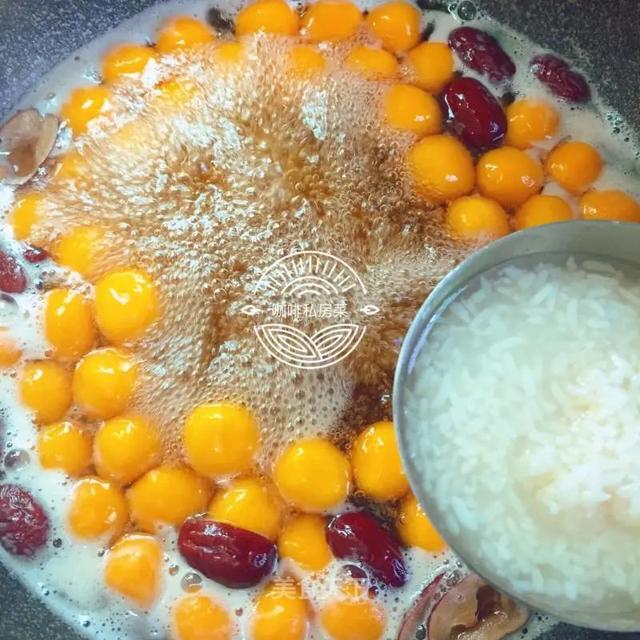 天气凉别再吃冷饮了，试试这道甜品吧！超级好吃又补气血哦