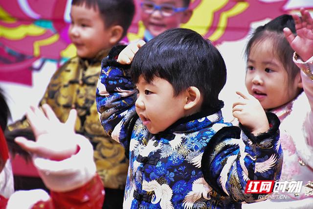 郴州市苏仙机关幼儿园：师生共聚迎新年 萌娃走秀庆元旦