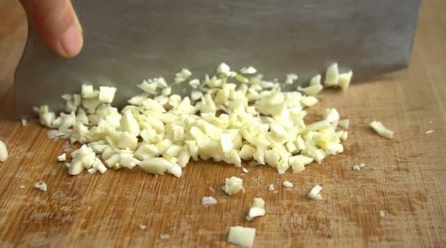 冬天超爱这碗懒人面，有菜有面有鸡蛋，10分钟上桌吃完全身暖和