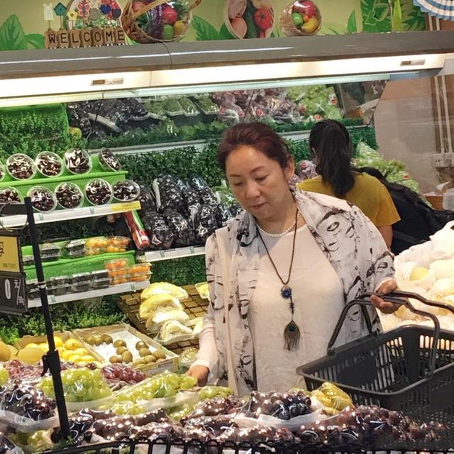 「天使宝贝」“我今天就要吃草莓”，孩子指着草莓让妈妈买，四十一斤你买吗？