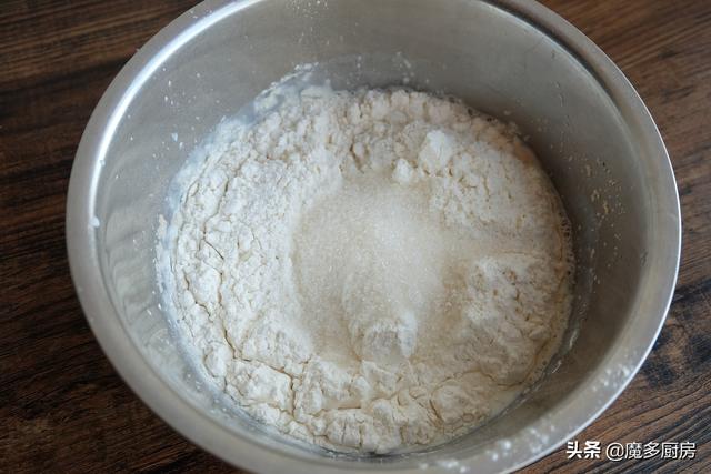 太香了，刚出炉的一盘大馒头，外焦里嫩，孩子们说比蒸的更好吃