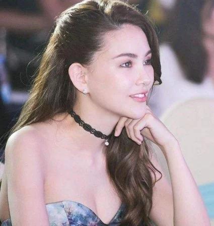 影视交流地|昆凌17岁就被周杰伦追到手，看到她的旧照，怪不得周杰伦这么猴急