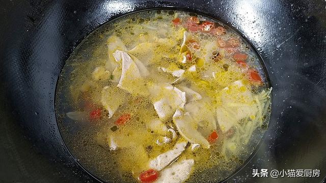 天冷了，早餐来一碗热气腾腾的“姜丝猪肝面”，鲜香好吃浑身暖和