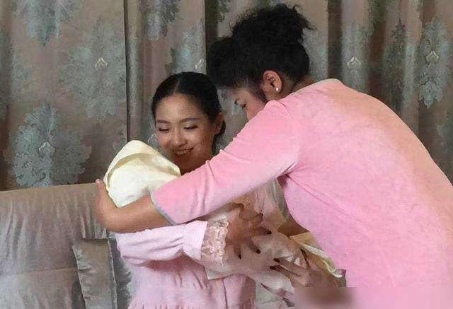 超级宝妈▲亲妈抛下自己女儿给儿媳妇照顾月子，女儿委曲痛批，网友：真矫情