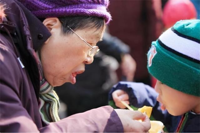 “早干嘛了？”孩子上幼儿园后奶奶想带娃，听完宝妈的话不吭声了