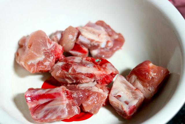 炖排骨，汤汁寡淡肉质柴？教你正确做法，排骨不腥不柴，汤汁奶白