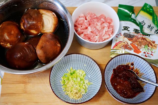 周末的懒人菜谱香菇肉丁酱，鲜香美味，拌米饭，拌面条都好吃