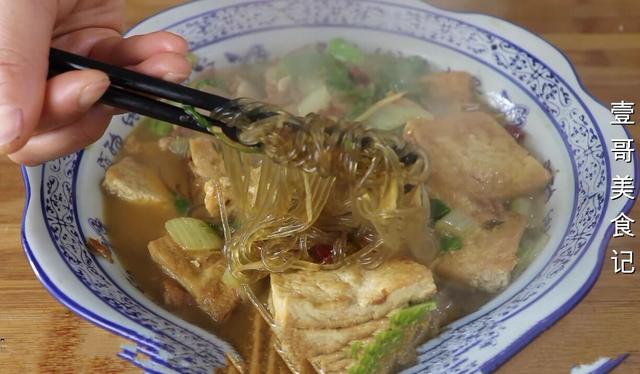 白菜别再直接炒了，加1块豆腐，比吃肉还过瘾，上桌连汤汁都不剩