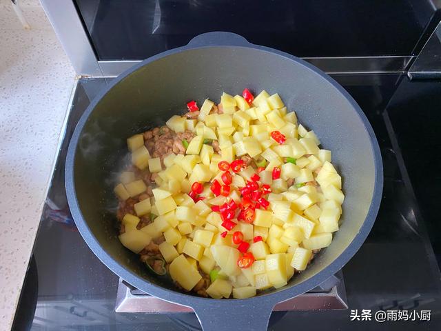 入冬后，最喜欢的土豆吃法，饭菜一盘出，鲜香入味又营养