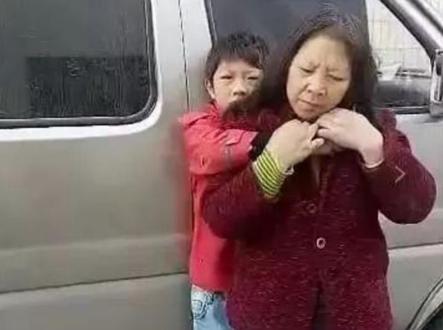 「超级宝妈」“孩子还小不懂事,哄哄就好了”,奶奶话音刚落,就被孩子给踹了