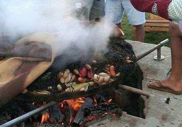 #趣旅游#外国人的野炊烧烤，中国吃货看了：简直是浪费粮食啊