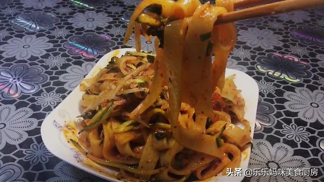 懒人凉皮想要好吃，可不是直接调面糊那么简单，教你正确做法，香