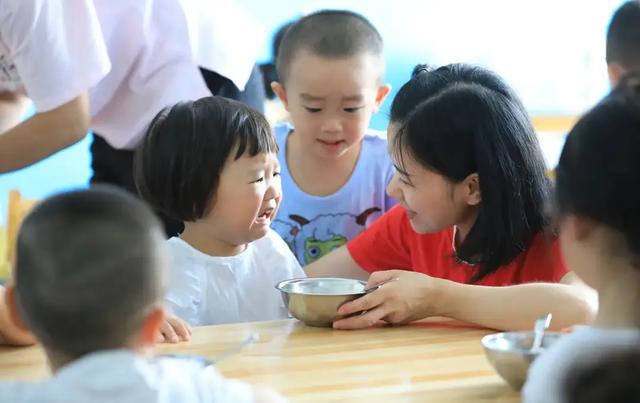 #你的育儿经#幼儿园孩子放学就喊饿，可能真是没有吃饱，原因是这样的