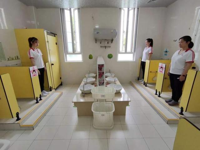 超级宝妈|透明隔离板用餐 错向而睡，幼儿园开学在即 为幼儿筑起一道坚固的“防护墙”