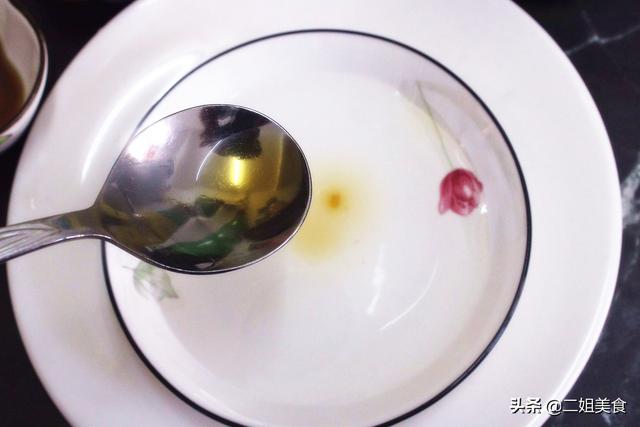 这样的“假香油”好多人在吃，一碗清水看真假，牢记3点别买错