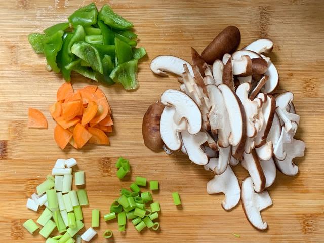 简单的家常菜，香菇炒肉丝，鲜香爽滑又下饭，回家10分钟就吃饭