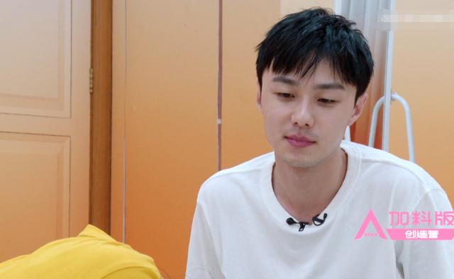 我是一只喵|徐艺洋与学长玩游戏，完全忽视镜头，看到她坐姿：这哪像女孩？