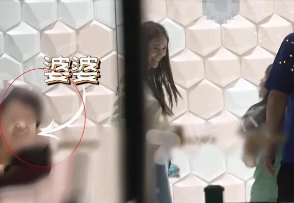 我最闪亮亮|baby带儿子玩耍被泼一头沙子,黄晓明妈妈陪同婆媳关系一目了然