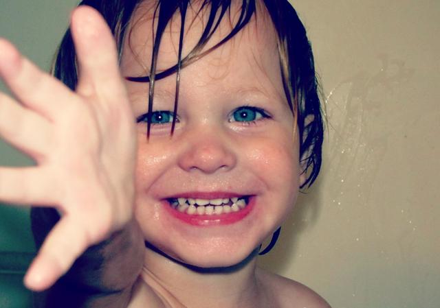 阳阳的家|艾叶、花露水、风油精，夏天洗澡不能乱加料，小心宝宝身上流黄水