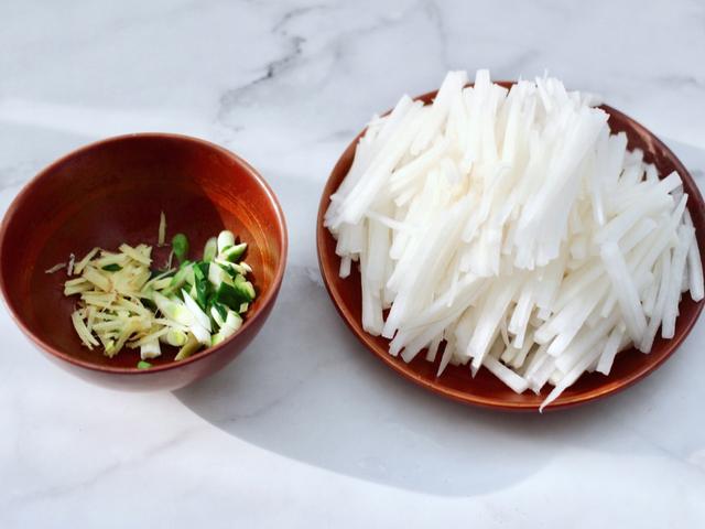 1根萝卜，1碗虾皮，洗一洗炒一炒，就能做成一道全家爱吃的小炒