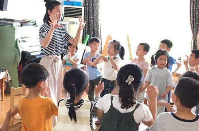 【超级宝妈】幼师发午餐照一分钟后撤回，眼尖宝妈发现端倪，家长群里讨说法