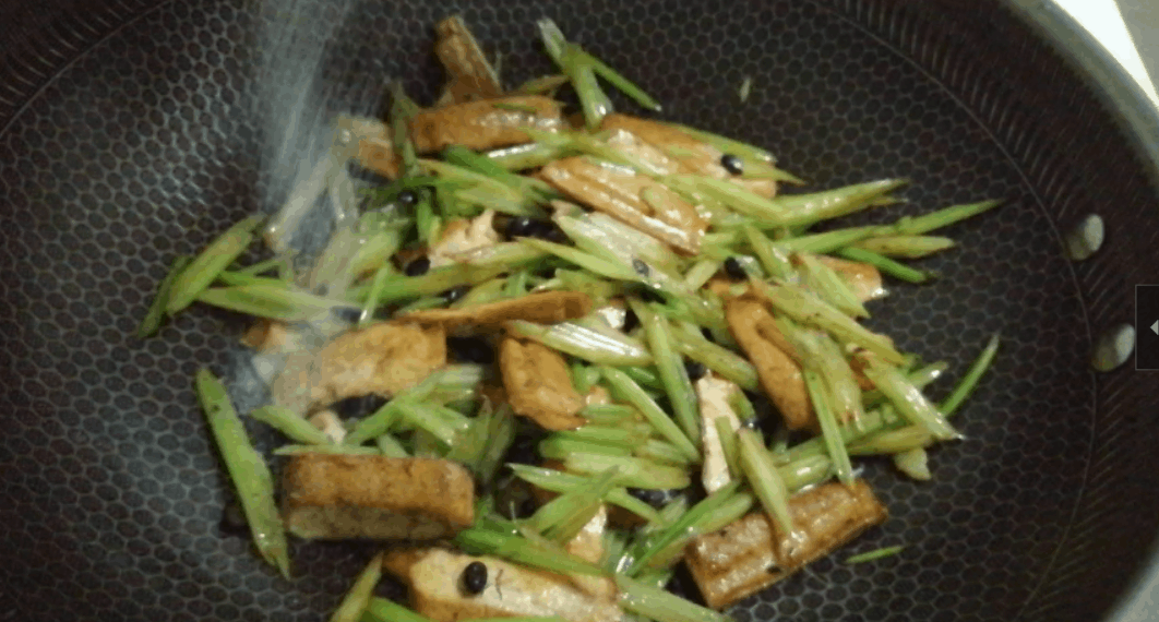 香干和什么搭配好吃？看看这味绿叶食材，成菜后香气扑鼻味美下饭