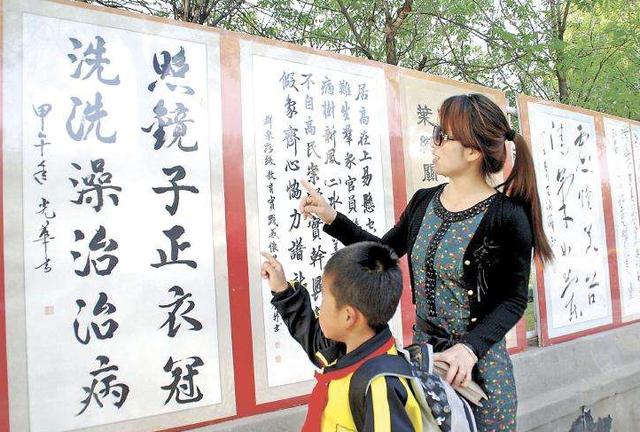 超级宝妈|因嘲笑邻座男子，宝妈脸被打出血，网友：家长做好榜样很重要