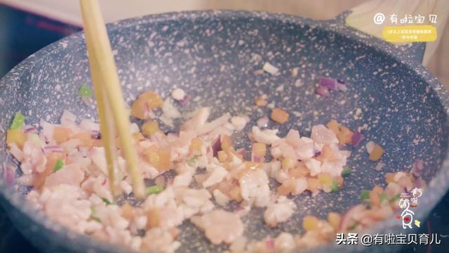 【你的育儿经】酸酸甜甜易消化，补锌辅食的好选择「酸甜鸡肉乌冬面」