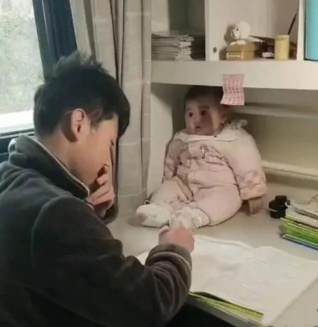 超级宝妈▲“吉祥物”妹妹助攻哥哥写作业，乖巧模样萌翻众人，好可爱
