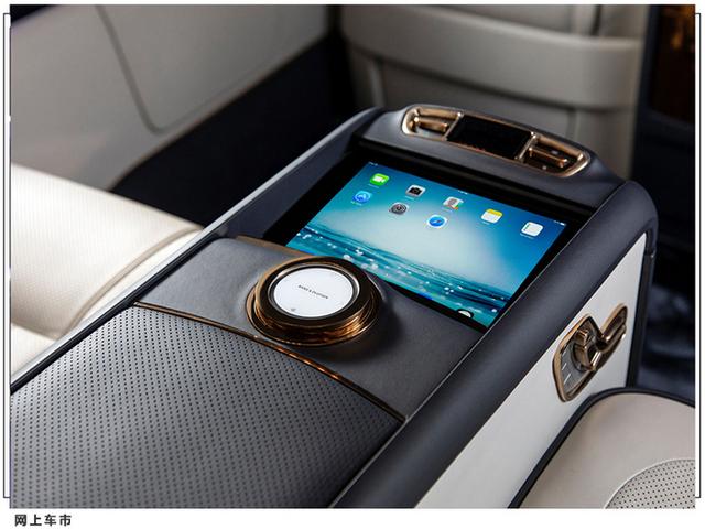 奔驰V级手工定制版 配咖啡机和冰箱 采用高端皮革 用24K黄金装饰