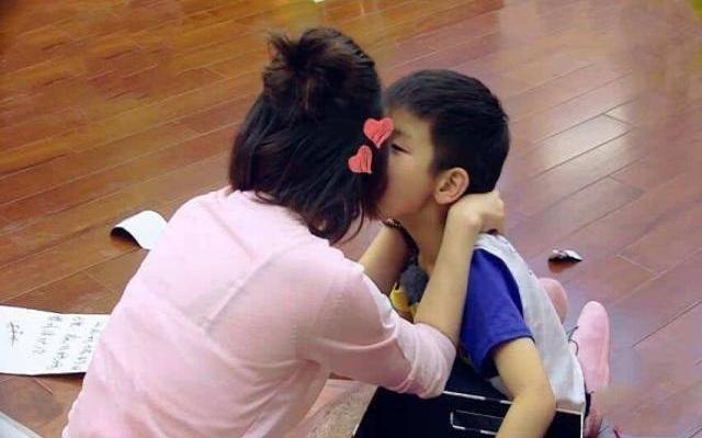 #你的育儿经#妈妈带8岁儿子进“女澡堂”，遭旁人指责：不会教育孩子就别生！