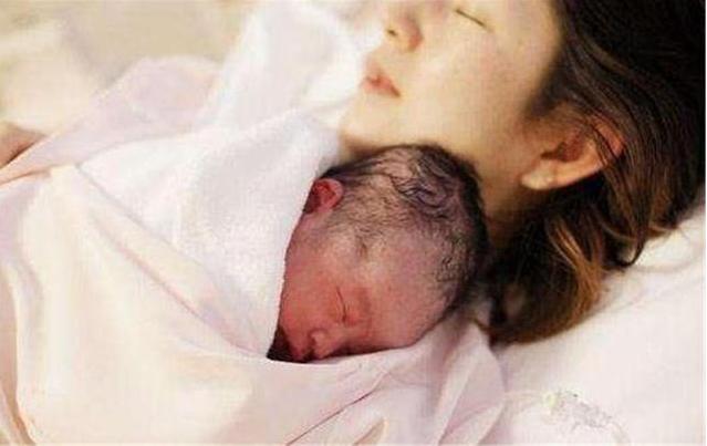 「超级宝妈」“最社会新生儿”火了，刚出生就急着与妈妈握手，网友：母子连心