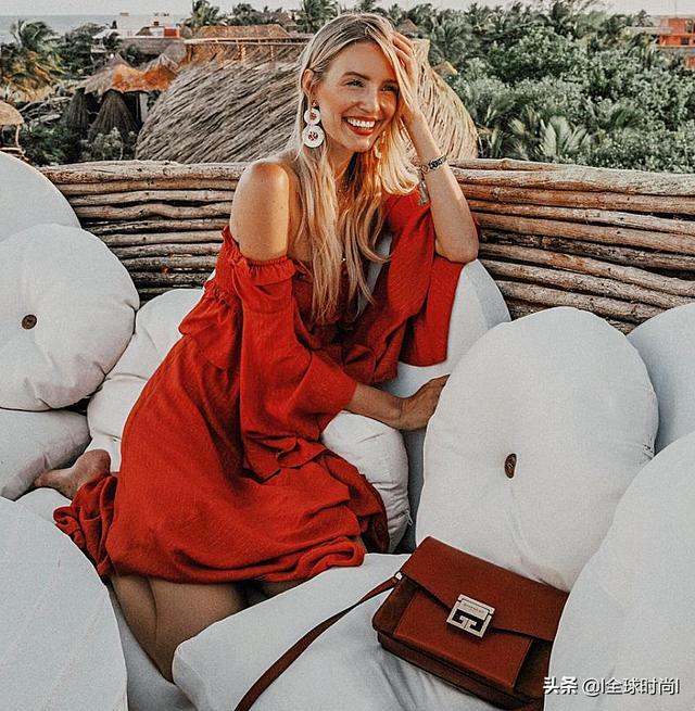 最时尚德国穿搭典范，甜心博主笑靥如花“花式”吊带连衣裙百搭百魅