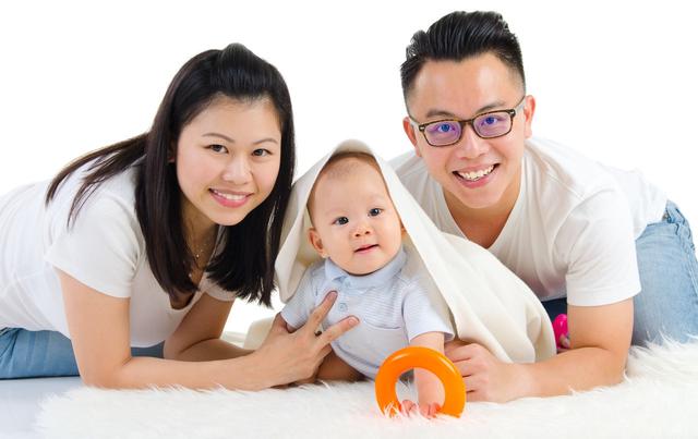 「你的育儿经」西安父母，宝宝就是喜欢父母抱