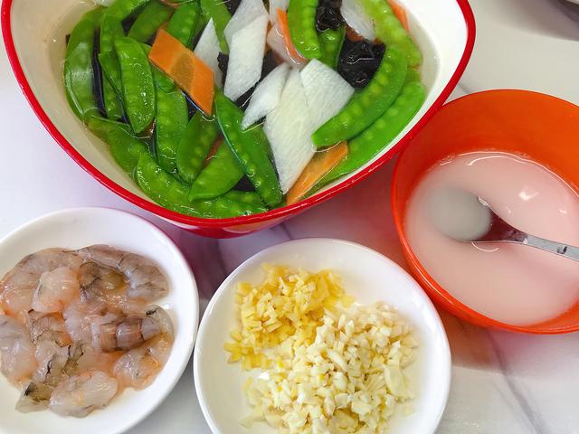 健康小炒：虾仁炒三色，配色好看营养丰富，对身体非常好