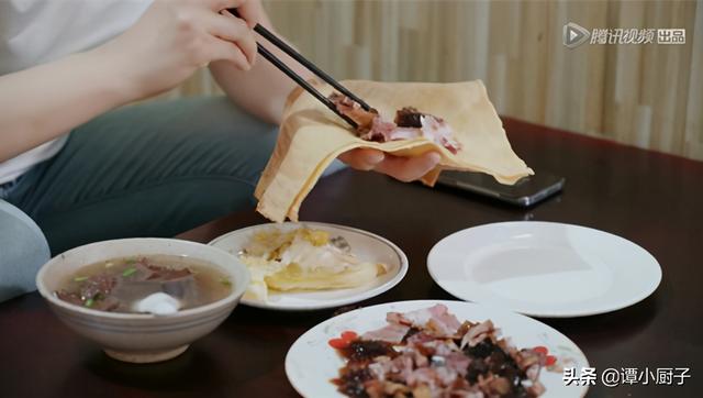 山东这家早餐店火了，猪头肉卷煎饼，30元1斤，网友：太便宜了