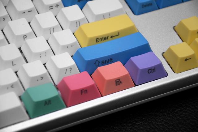 这把键盘让人想起曾经的校园时光，以及老师那精准的“小李飞刀”