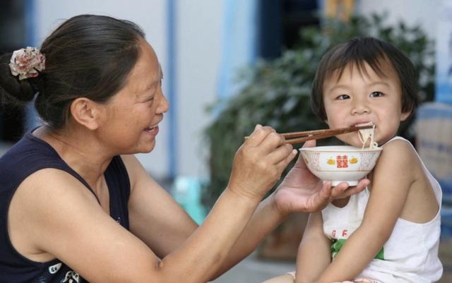 夫妻俩餐馆吃饭，路人拍照传到网上，网友：孩子是意外