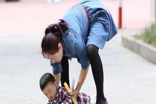 「你的育儿经」宝宝脑袋磕地上是否会影响智商发育？要马上送医吗？一篇文章说清