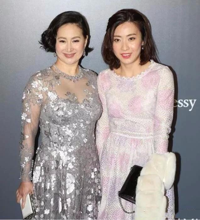 普拉达女王何超琼骨子里就高贵，穿碎花裙挺直腰板，衬得甘比更老一样